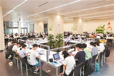 除了借阅，还可以自习、录音、朗诵、看蓝光大碟……暑假来图书馆“探宝”(图3)
