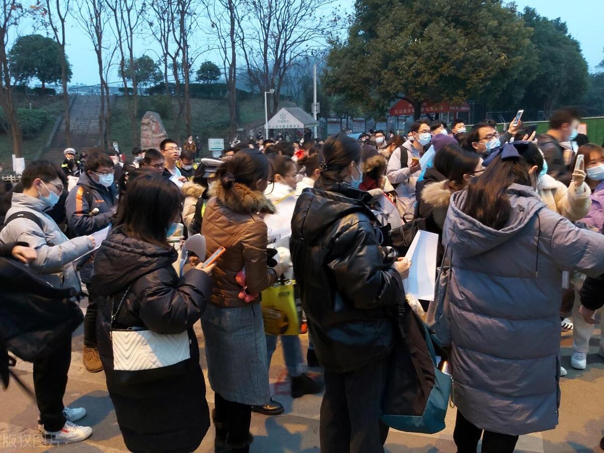 考研专业排名和学校排名哪个重要,读研究生必看院校和专业的优先级分析(图1) 考研专业排名和学校排名哪个重要,读研究生必看院校和专业的优先级分析(图1)