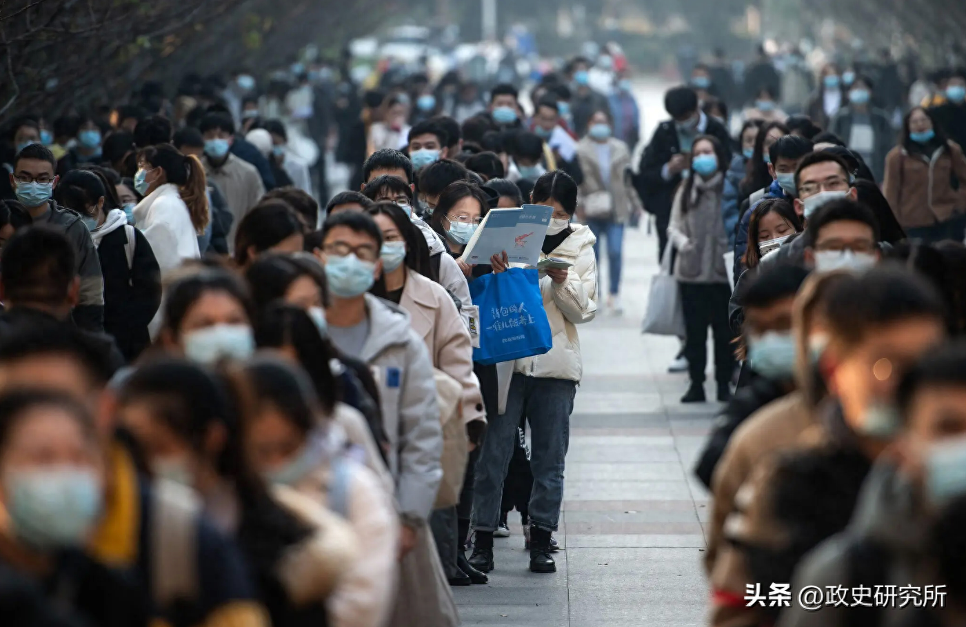 公务员考试为啥越来越火,揭秘如今青年热衷于考公务员背后真正原因(图1) 公务员考试为啥越来越火,揭秘如今青年热衷于考公务员背后真正原因(图1)