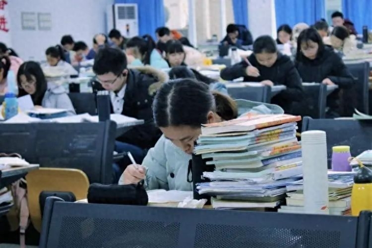 考公务员研究生选什么专业好，最具优势的5大考研专业盘点(图2)