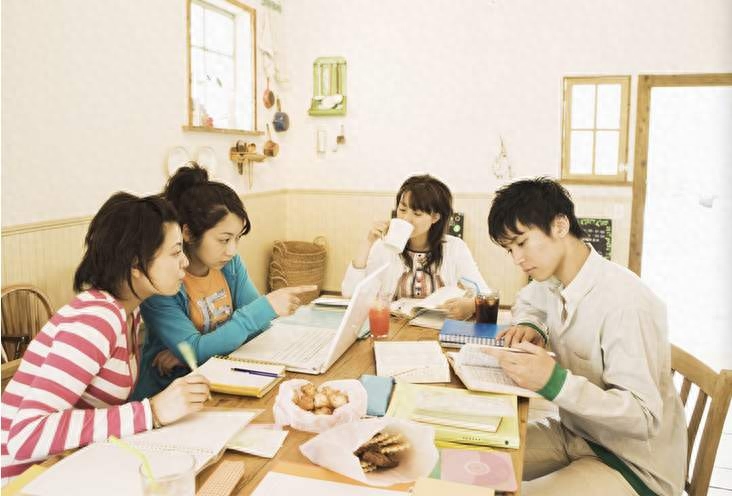 大学生看什么书提升自己,学长公认必看的提升认知的这6本书籍(图2) 大学生看什么书提升自己,学长公认必看的提升认知的这6本书籍(图2)