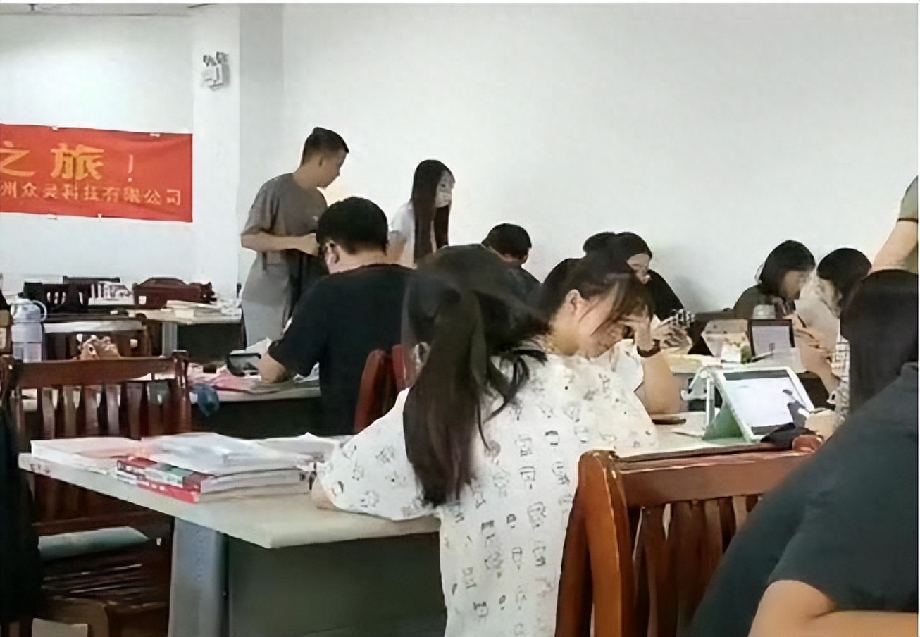 大学生自习曲演唱者,初代大学自习室纯创作者歌手现状(图1) 大学生自习曲演唱者,初代大学自习室纯创作者歌手现状(图1)