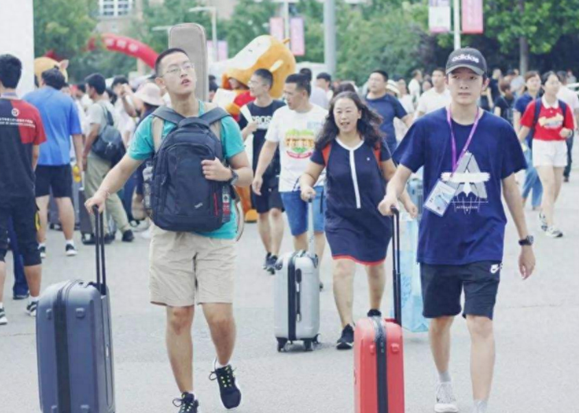 上大学迁户口有什么好处和坏处,一文看懂大学迁户口利弊全面分析(图1) 上大学迁户口有什么好处和坏处,一文看懂大学迁户口利弊全面分析(图1)