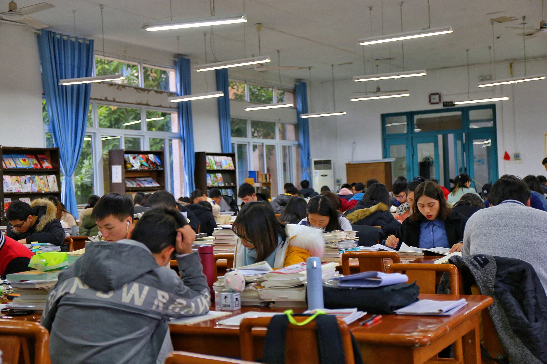 在职考研究生怎么选学校和专业，盘点在职研究生报考的热门院校及专业(图1)