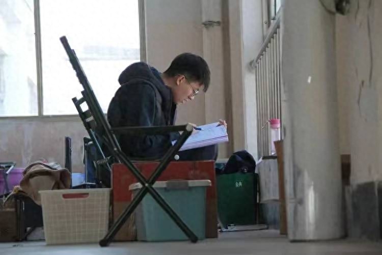 封闭式考研集训营有用吗，上岸人分享的封闭式集训的优缺点