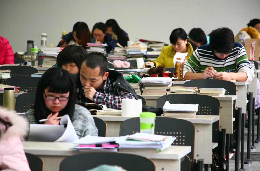 考研专硕和学硕哪个含金量高，专硕vs学硕的区别与含金量大对比