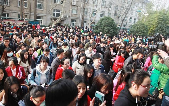 直接考公务员还是读研后考公务员,研究生与本科生考公的4大差异分析(图3) 直接考公务员还是读研后考公务员,研究生与本科生考公的4大差异分析(图3)