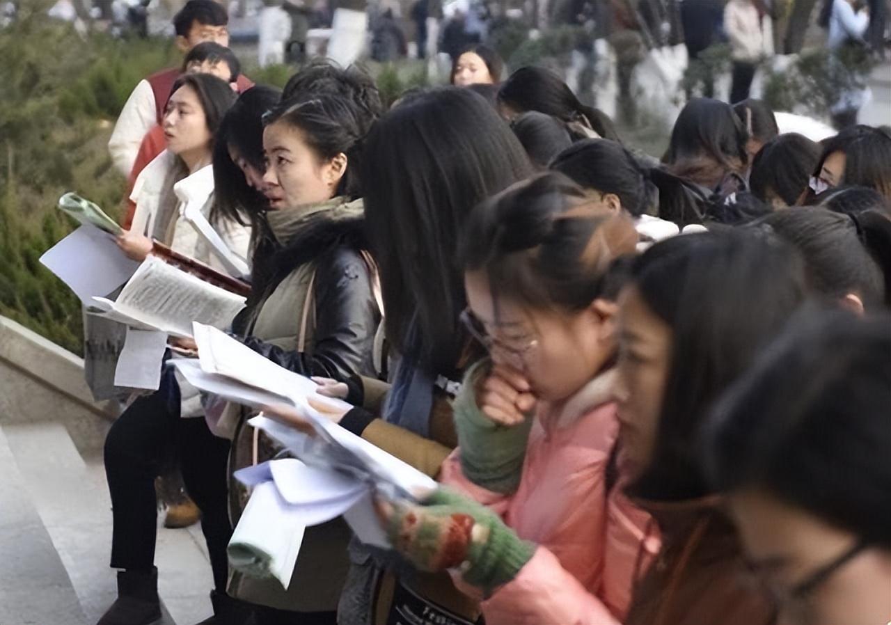 硕士考公务员定什么级别，研究生毕业后考公务员的定级标准