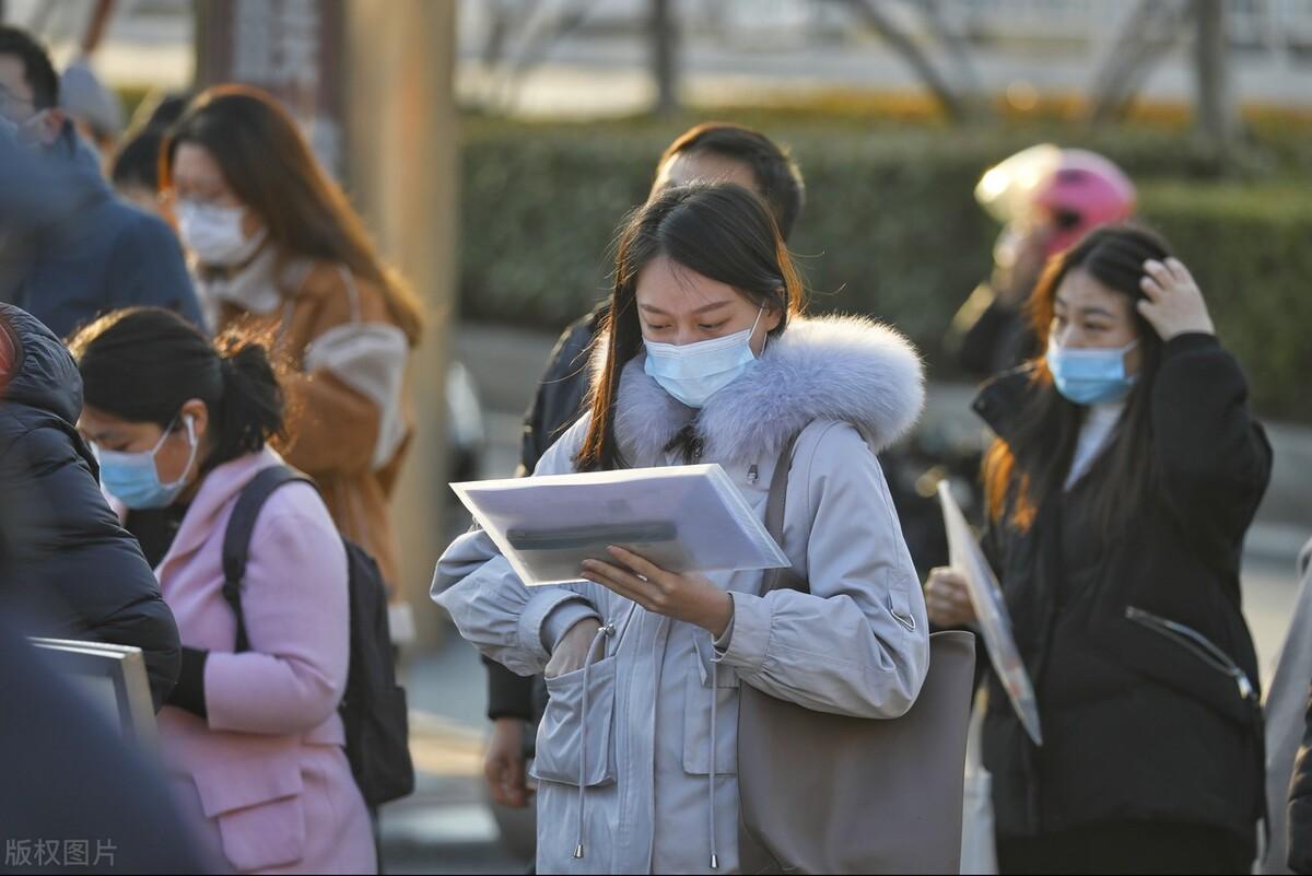 多大年龄考公务员合适，考公务员很容易上岸的3个“黄金年龄”
