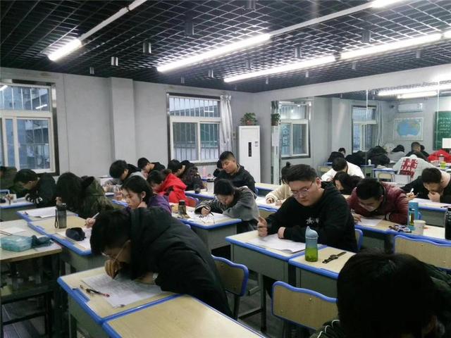 考研该不该报辅导班,考研纠结报班掌握这5个原则帮你做出最佳选择(图2) 考研该不该报辅导班,考研纠结报班掌握这5个原则帮你做出最佳选择(图2)